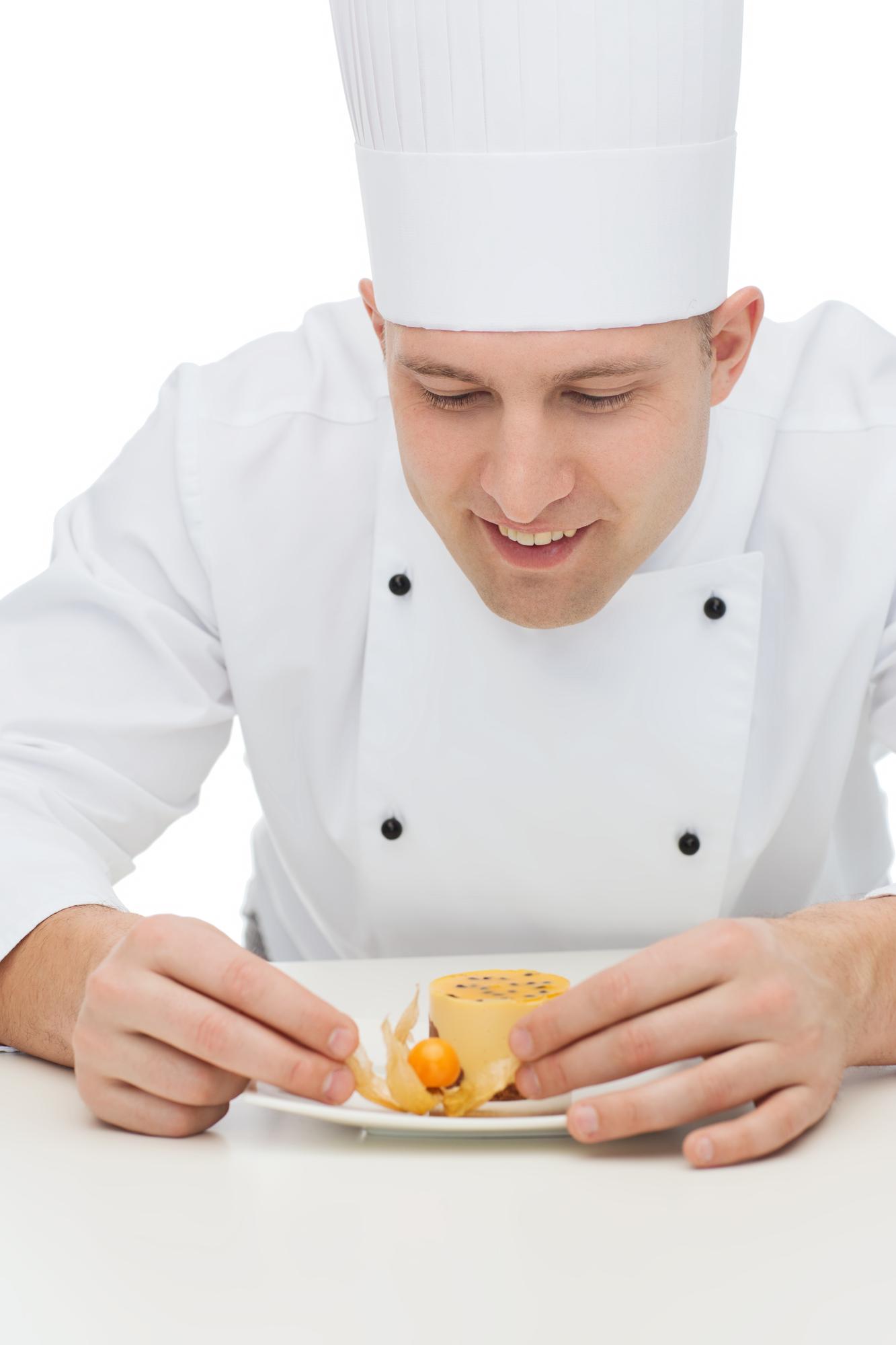 Chef che mostra piatto caldo in cucina accogliente